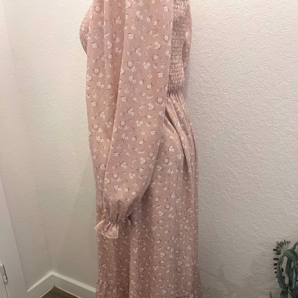 Beautiful Blu Pepper Maxi dress, the material is super soft & beautiful detail.